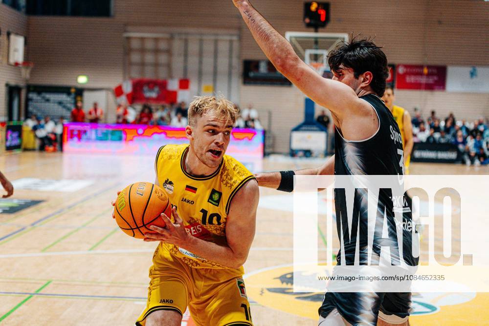 Lukas Zerner, Kreisbau Kirchheim Knights, 10; Nicholas Gerard Spinoso, Paderborn Baskets, 03; GER, Kreisbau Kirchheim Knights vs. Paderborn Baskets, Barmer 2 Basketball Bundesliga, Matchday 5, 2026–2027 Season, October 17, 2026 GER, Kreisbau Kirchheim Knights vs. Paderborn Baskets, Barmer 2 Basketball Bundesliga, Matchday 5, 2026–2027 Season, October 17, 2026 Kirchheim and Teck