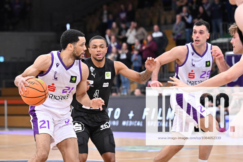 BG Göttingen vs. Nuremberg Falcons, October 17, 2026, Göttingen Basketball 2nd Bundesliga, ProA, BG Göttingen vs. Nuremberg Falcons, Matchday 5, Sparkassen Arena: Zach Jackson (left), BG Göttingen dribbles against Xavier Bell (right), Nuremberg Falcons, Göttingen, Lower Saxony, Germany