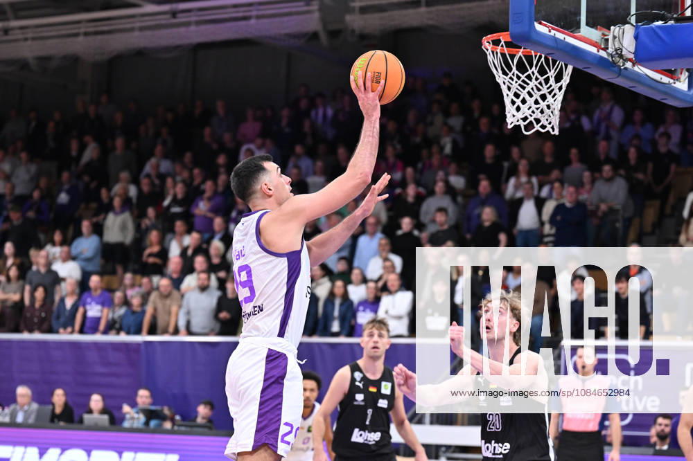 BG Göttingen vs. Nürnberg Falcons, 17-10-2026, Göttingen Basketball, 2nd Bundesliga, ProA, BG Göttingen vs. Nürnberg Falcons, Matchday 5, Sparkassen Arena, Omar Pajic of BG Göttingen drives to the basket, Göttingen, Lower Saxony, Germany