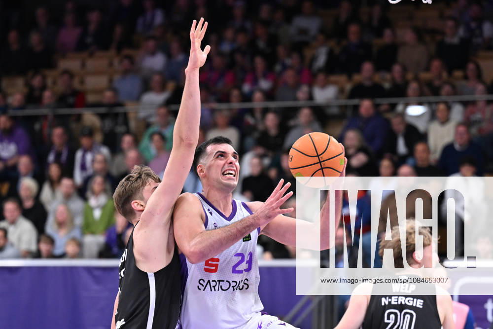 BG Göttingen vs. Nürnberg Falcons, 17-10-2026, Göttingen Basketball, 2nd Bundesliga, ProA, BG Göttingen vs. Nürnberg Falcons, Matchday 5, Sparkassen Arena, Omar Pajic of BG Göttingen drives to the basket, Göttingen, Lower Saxony, Germany