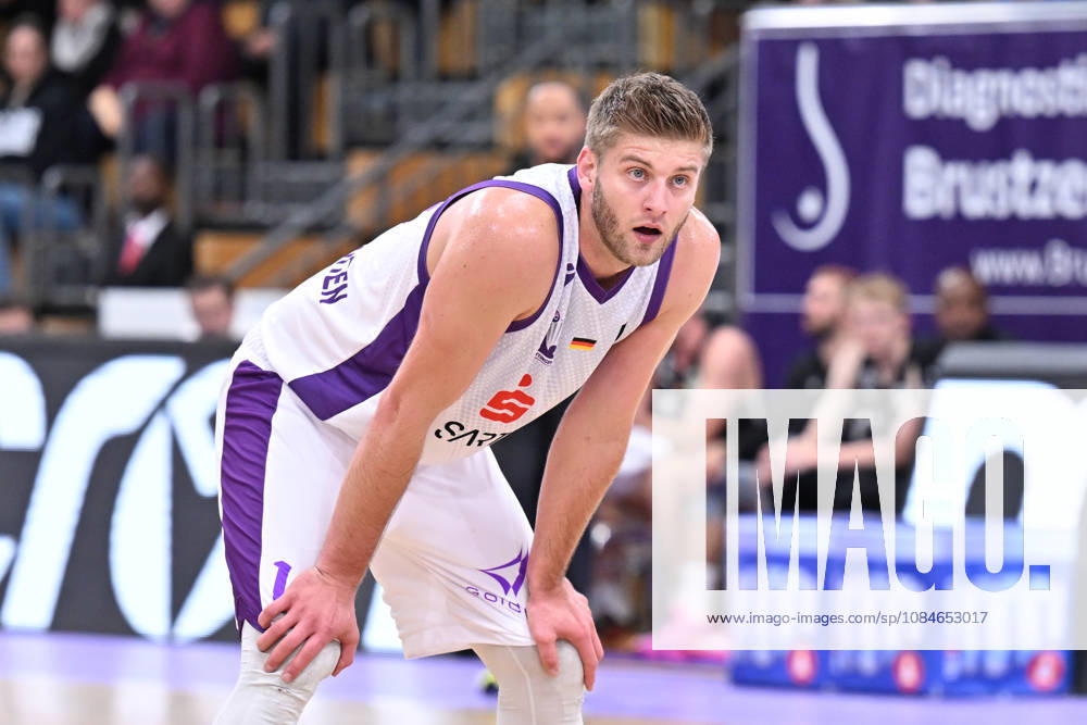 BG Göttingen vs. Nürnberg Falcons, 17–10, 2026, Göttingen Basketball, 2. Bundesliga, ProA, BG Göttingen vs. Nürnberg Falcons, Matchday 5, Sparkassen Arena, Mathis Mönninghoff, BG Göttingen rests his hands on his knees, Göttingen, Lower Saxony, Germany