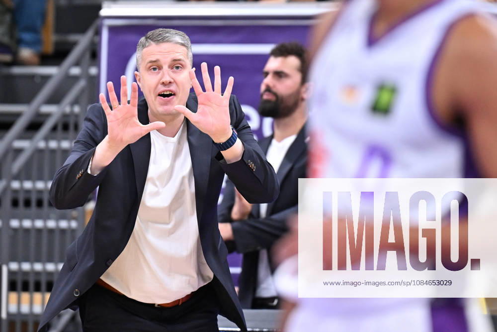 BG Göttingen vs. Nürnberg Falcons, 17–10, 2026, Göttingen Basketball, 2. Bundesliga, ProA, BG Göttingen vs. Nürnberg Falcons, Matchday 5, Sparkassen Arena. Head Coach Martins Gulbis of BG Göttingen gestures from the sidelines. Göttingen, Lower Saxony, Germany