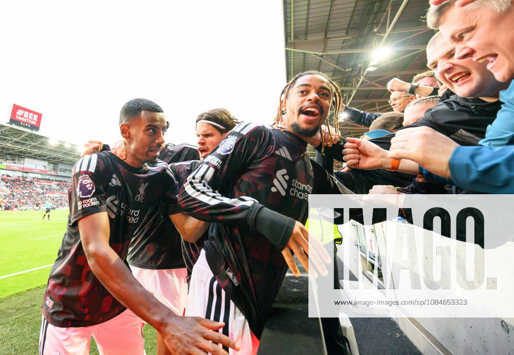 Brentford v Liverpool - Premier League - Gtech Stadium - London. Brentford v Liverpool - Premier League - Gtech Stadium - London. Alexander Isak celebrates his goal with Bradley Barcola and the Liverpool fans. Picture : Mark Pain LONDON England
