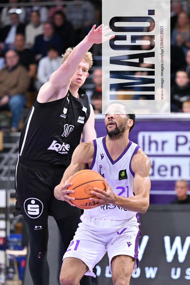 BG Göttingen vs. Nuremberg Falcons, 17, 10, 2026, Göttingen Basketball 2nd Bundesliga, ProA, BG Göttingen vs. Nuremberg Falcons, Matchday 5, Sparkassen Arena; Zach Jackson (right), BG Göttingen battles with Ty Allred (left), Nuremberg Falcons for the ball; Göttingen, Lower Saxony, Germany