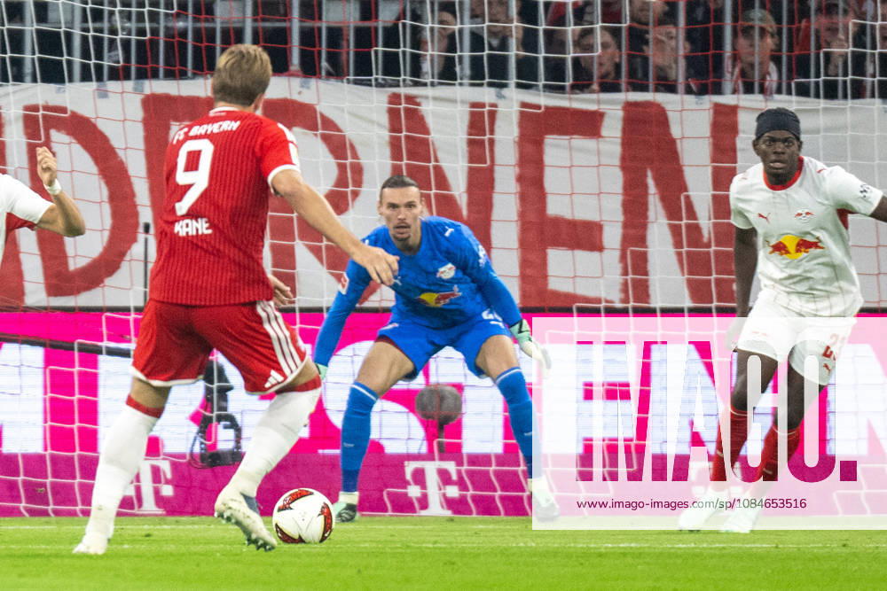 Harry Kane 9 FC Bayern Munich, Maarten Vandevoordt 26 RB Leipzig, FC Bayern Munich vs. RB Leipzig, Bundesliga, Matchday 6, October 17, 2026. DFB regulations prohibit any use of photographs as image sequences and or quasi-video. Munich, Bayern, Germany