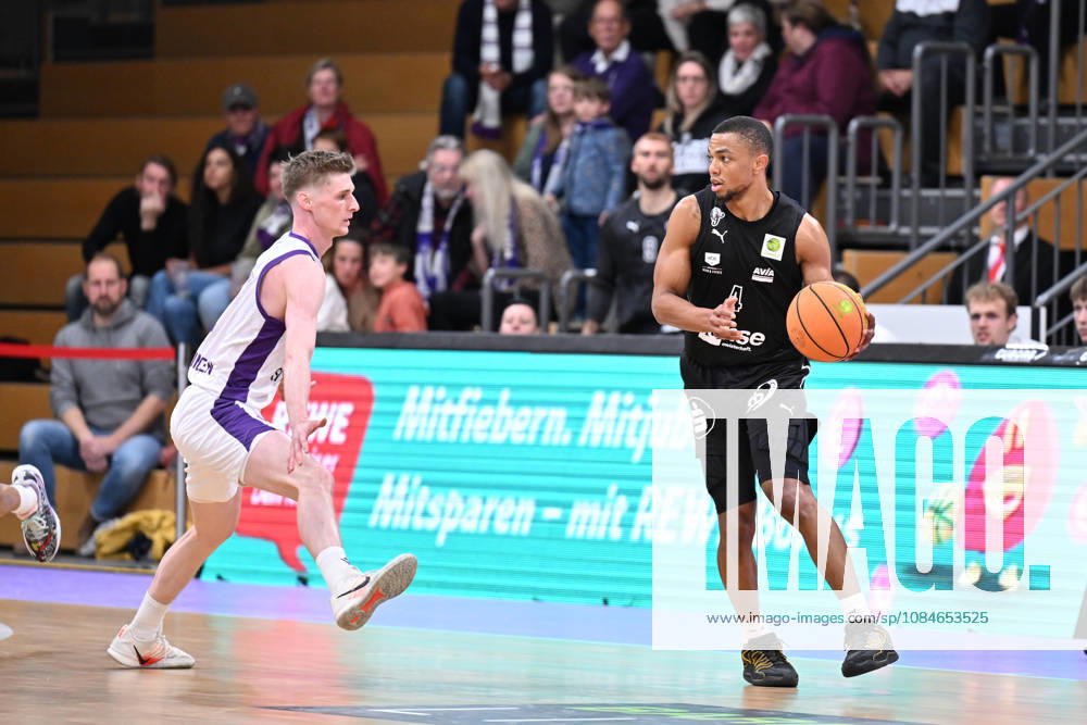BG Göttingen vs. Nuremberg Falcons, October 17, 2026, Göttingen Basketball 2nd Bundesliga, ProA, BG Göttingen vs. Nuremberg Falcons, Matchday 5, Sparkassen Arena: Xavier Bell (right), Nuremberg Falcons dribbles past Daniel Kirchner (left), BG Göttingen, Göttingen, Lower Saxony, Germany