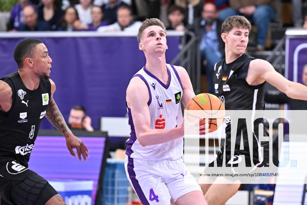 BG Göttingen vs. Nürnberg Falcons, 17-10, 2026, Göttingen Basketball, 2. Bundesliga, ProA, BG Göttingen vs. Nürnberg Falcons, Matchday 5, Sparkassen Arena, Daniel Kirchner, BG Göttingen drives to the basket, Göttingen, Lower Saxony, Germany