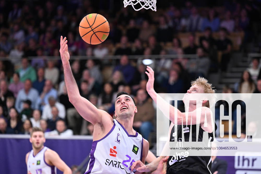 BG Göttingen vs. Nürnberg Falcons, October 17, 2026, Göttingen Basketball 2nd Bundesliga, ProA, BG Göttingen vs. Nuremberg Falcons, Matchday 5, Sparkassen Arena: Omar Pajic (left), BG Göttingen battles for the ball with Ty Allred (right), Nuremberg Falcons; Göttingen, Lower Saxony, Germany