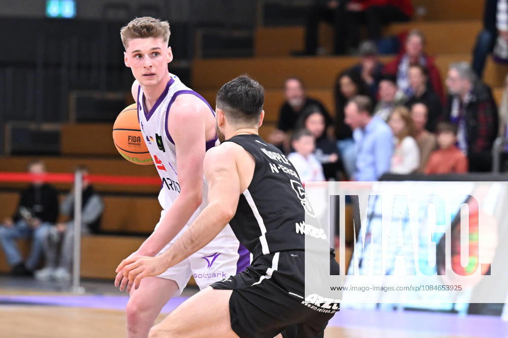 BG Göttingen vs. Nürnberg Falcons, October 17, 2026, Göttingen Basketball 2nd Bundesliga, ProA, BG Göttingen vs. Nuremberg Falcons, Matchday 5, Sparkassen Arena: Daniel Kirchner (left), BG Göttingen dribbles past Tim Köpple (right), Nuremberg Falcons, Göttingen, Lower Saxony, Germany