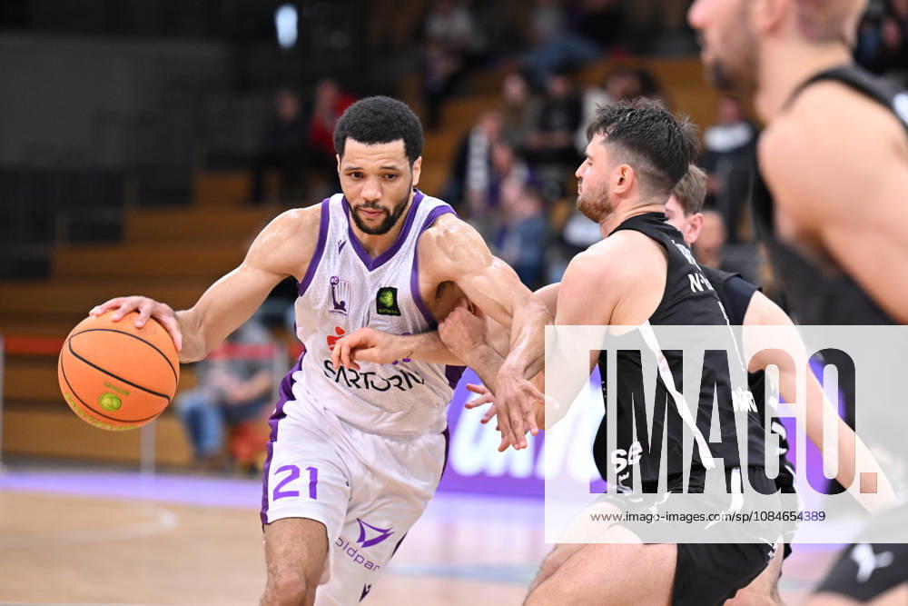 BG Göttingen vs. Nürnberg Falcons, October 17, 2026, Göttingen Basketball 2nd Bundesliga, ProA, BG Göttingen vs. Nuremberg Falcons, Matchday 5, Sparkassen Arena: Zach Jackson (left), BG Göttingen dribbles past Tim Köpple (right), Nuremberg Falcons, Göttingen, Lower Saxony, Germany