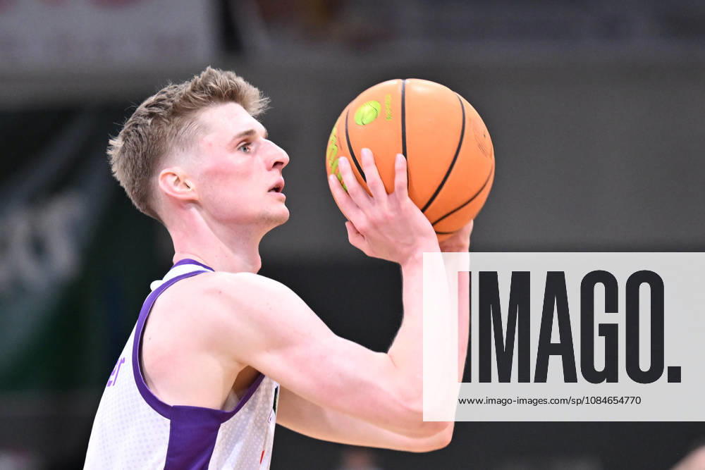 BG Göttingen vs. Nürnberg Falcons, 17-10, 2026, Göttingen Basketball, 2. Bundesliga, ProA, BG Göttingen vs. Nürnberg Falcons, Matchday 5, Sparkassen Arena, Daniel Kirchner, BG Göttingen drives to the basket, Göttingen, Lower Saxony, Germany