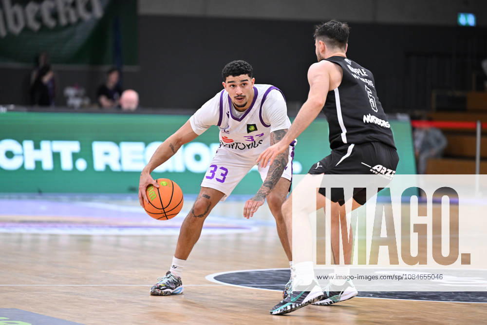BG Göttingen vs. Nuremberg Falcons, October 17, 2026, Göttingen Basketball 2nd Bundesliga, ProA, BG Göttingen vs. Nuremberg Falcons, Matchday 5, Sparkassen Arena; Tai Bibbs (left), BG Göttingen dribbles past defender Tim Köpple (right), Nuremberg Falcons, Göttingen, Lower Saxony, Germany
