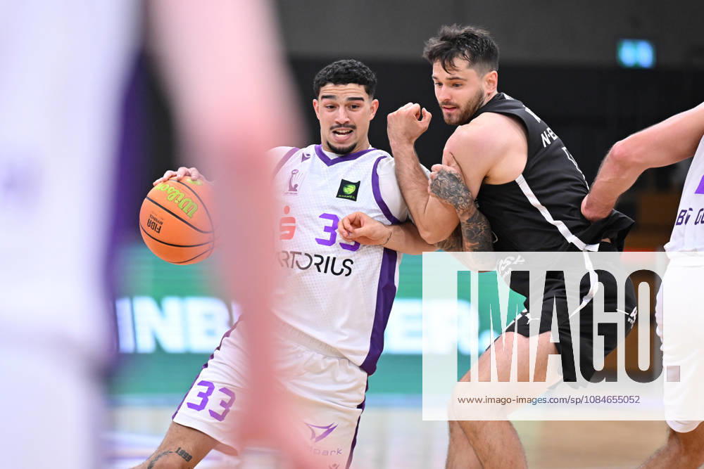 BG Göttingen vs. Nürnberg Falcons, 17-10-2026, Göttingen Basketball 2nd Bundesliga, ProA, BG Göttingen vs. Nuremberg Falcons, Matchday 5, Sparkassen Arena: Tai Bibbs (left), BG Göttingen battles for the ball with Tim Köpple (right), Nuremberg Falcons; Göttingen, Lower Saxony, Germany