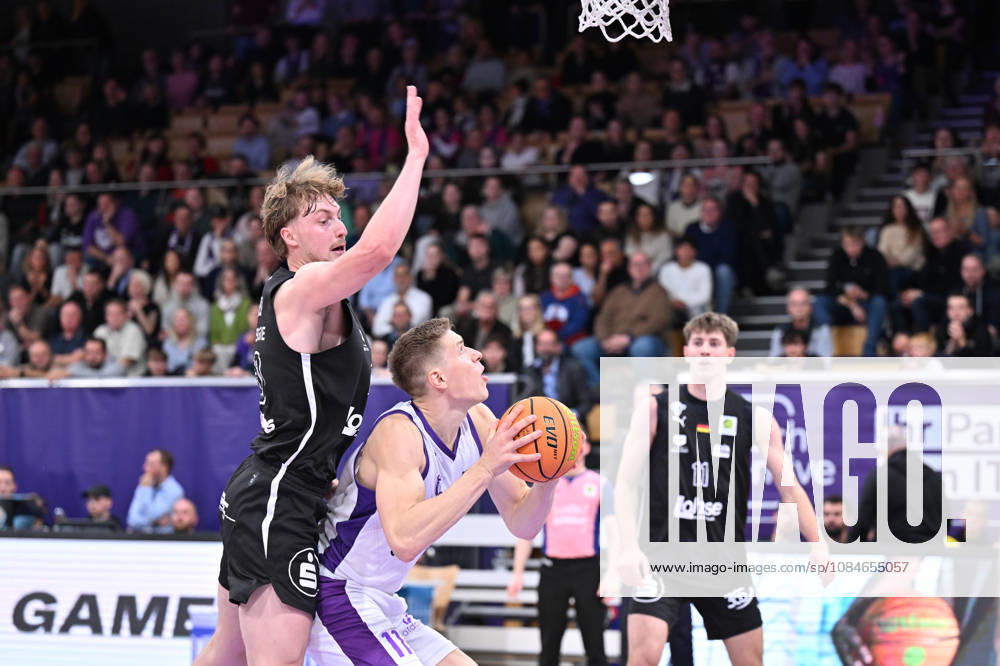 BG Göttingen vs. Nürnberg Falcons, 17-10-2026, Göttingen Basketball, 2nd Bundesliga, ProA, BG Göttingen vs. Nürnberg Falcons, Matchday 5, Sparkassen Arena, Robin Lodders, BG Göttingen drives to the basket, Göttingen, Lower Saxony, Germany