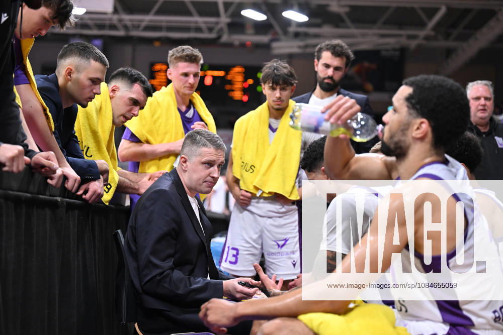 BG Göttingen vs. Nürnberg Falcons, 17–10, 2026, Göttingen Basketball, 2nd Bundesliga, ProA, BG Göttingen vs. Nürnberg Falcons, Matchday 5, Sparkassen Arena—Head Coach Martins Gulbis of BG Göttingen addresses his team in Göttingen, Lower Saxony, Germany