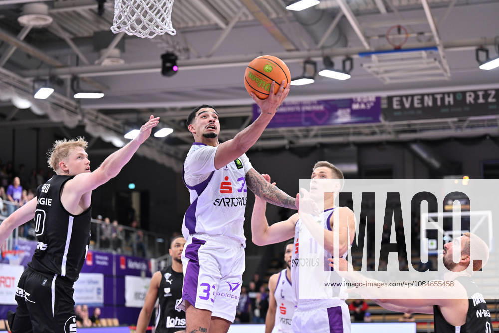 BG Göttingen vs. Nürnberg Falcons, 17-10, 2026, Göttingen Basketball, 2nd Bundesliga, ProA, BG Göttingen vs. Nürnberg Falcons, Matchday 5, Sparkassen Arena, Tai Bibbs (M), BG Göttingen drives to the basket, Göttingen, Lower Saxony, Germany