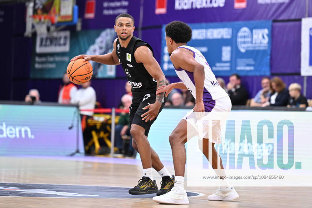 BG Göttingen vs. Nuremberg Falcons, October 17, 2026, Göttingen Basketball 2nd Bundesliga, ProA, BG Göttingen vs. Nuremberg Falcons, Matchday 5, Sparkassen Arena: Xavier Bell (left), Nuremberg Falcons dribbling against Nils Owen Schmitz (right), BG Göttingen, Göttingen, Lower Saxony, Germany