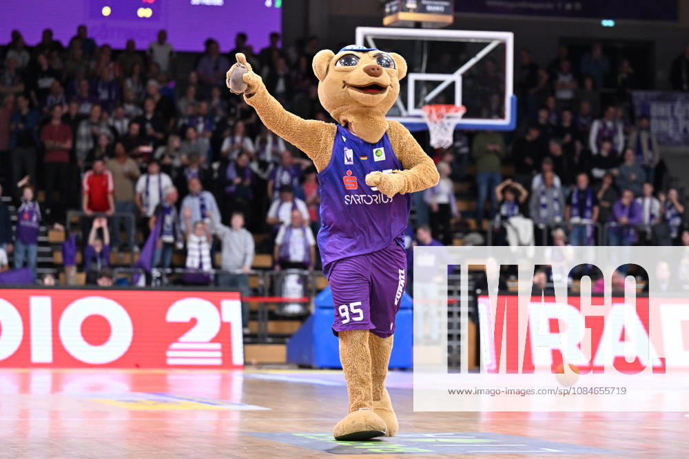 BG Göttingen vs. Nürnberg Falcons, 17–10, 2026, Göttingen Basketball, 2. Bundesliga, ProA, BG Göttingen vs. Nürnberg Falcons, Matchday 5, Sparkassen Arena. A mascot is on the court. Göttingen, Lower Saxony, Germany