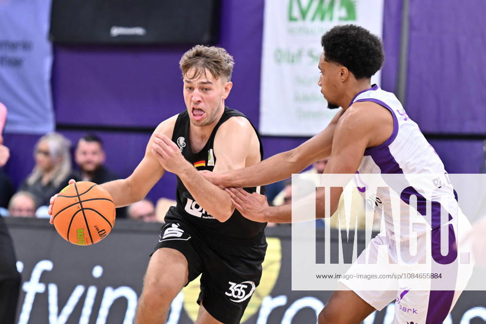 BG Göttingen vs. Nuremberg Falcons, October 17, 2026, Göttingen Basketball 2nd Bundesliga, ProA, BG Göttingen vs. Nuremberg Falcons, Matchday 5, Sparkassen Arena: Christian Feneberg (left), Nuremberg Falcons dribbling against Nils Owen Schmitz (right), BG Göttingen, Göttingen, Lower Saxony, Germany