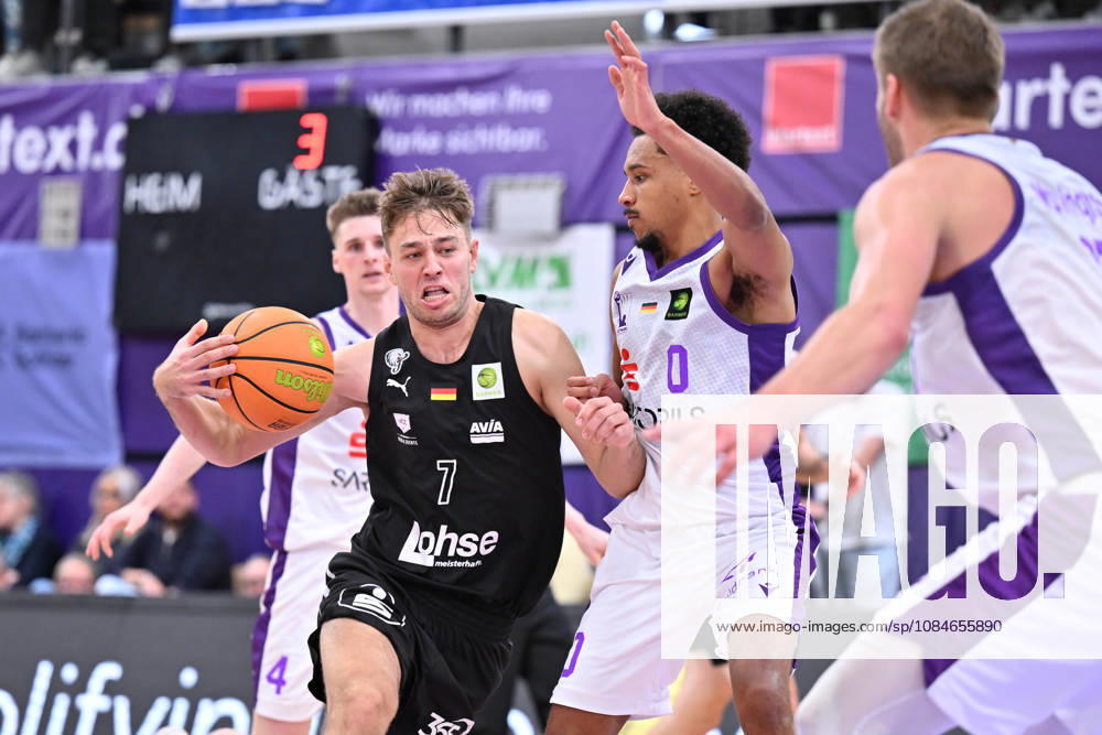 BG Göttingen vs. Nürnberg Falcons, 17-10-2026, Göttingen Basketball, 2. Bundesliga, ProA, BG Göttingen vs. Nürnberg Falcons, Matchday 5, Sparkassen Arena, Christian Feneberg, Nürnberg Falcons dribbling, Göttingen, Lower Saxony, Germany