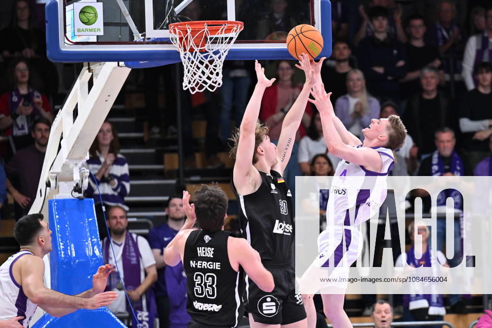 BG Göttingen vs. Nürnberg Falcons, 17-10-2026, Göttingen Basketball, 2nd Bundesliga, ProA, BG Göttingen vs. Nürnberg Falcons, Matchday 5, Sparkassen Arena, Daniel Kirchner (right), BG Göttingen drives to the basket, Göttingen, Lower Saxony, Germany