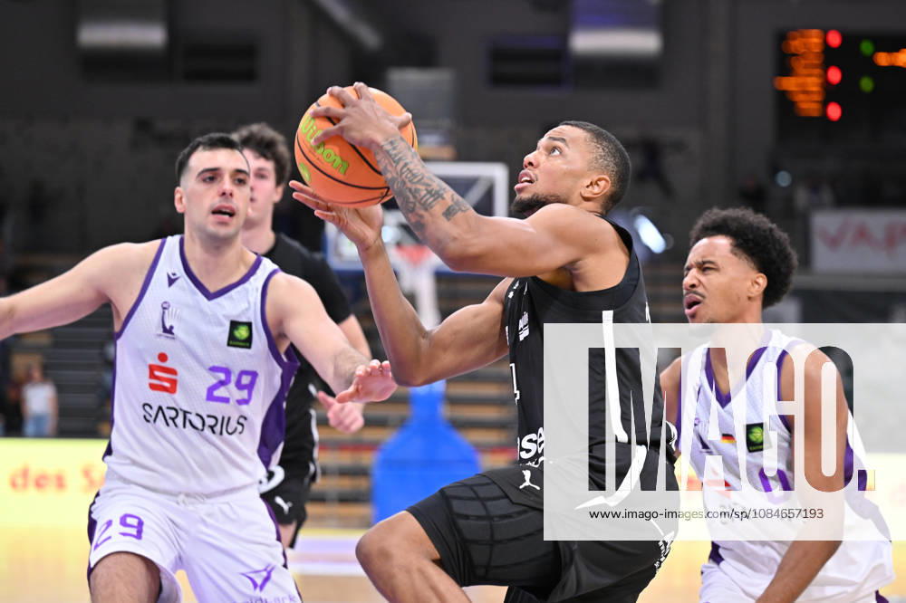 BG Göttingen vs. Nürnberg Falcons, 17-10-2026, Göttingen Basketball, 2nd Bundesliga, ProA, BG Göttingen vs. Nürnberg Falcons, Matchday 5, Sparkassen Arena: Xavier Bell of the Nürnberg Falcons drives to the basket in Göttingen, Lower Saxony, Germany