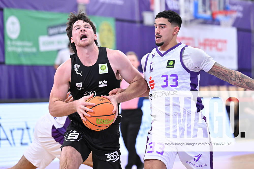 BG Göttingen vs. Nürnberg Falcons, October 17, 2026, Göttingen Basketball 2nd Bundesliga, ProA, BG Göttingen vs. Nuremberg Falcons, Matchday 5, Sparkassen Arena: Nate Heise (left), Nuremberg Falcons drives to the basket against Tai Bibbs (right), BG Göttingen, Göttingen, Lower Saxony, Germany