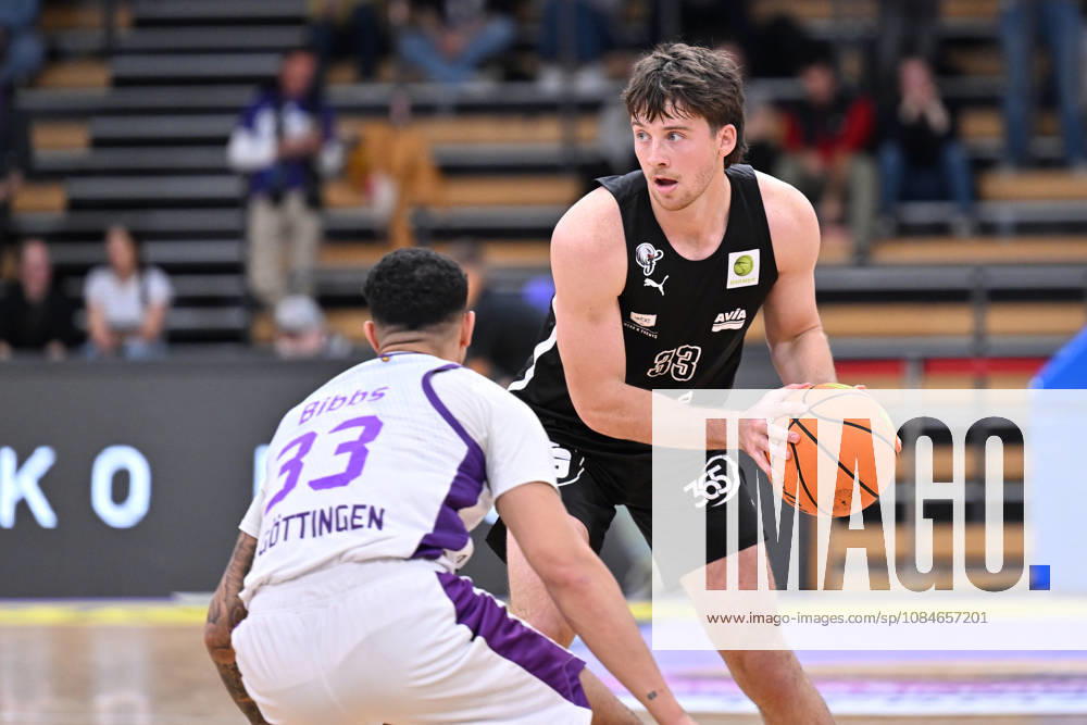 BG Göttingen vs. Nuremberg Falcons, October 17, 2026, Göttingen Basketball 2nd Bundesliga, ProA, BG Göttingen vs. Nuremberg Falcons, Matchday 5, Sparkassen Arena: Nate Heise (R), Nuremberg Falcons dribbles against Tai Bibbs (L), BG Göttingen, Göttingen, Lower Saxony, Germany