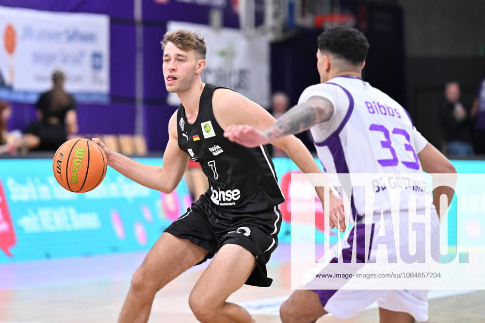 BG Göttingen vs. Nuremberg Falcons, October 17, 2026, Göttingen Basketball 2nd Bundesliga, ProA, BG Göttingen vs. Nuremberg Falcons, Matchday 5, Sparkassen Arena: Christian Feneberg (left), Nuremberg Falcons dribbling against Tai Bibbs (right), BG Göttingen, Göttingen, Lower Saxony, Germany
