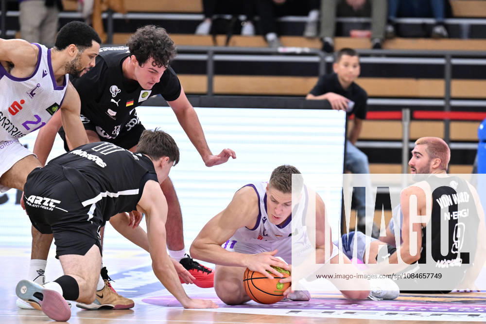 BG Göttingen vs. Nürnberg Falcons, 17-10-2026, Göttingen Basketball, 2nd Bundesliga, ProA, BG Göttingen vs. Nürnberg Falcons, Matchday 5, Sparkassen Arena: Robin Lodders of BG Göttingen battles for the ball on the floor. Göttingen, Lower Saxony, Germany
