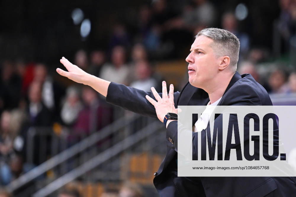 BG Göttingen vs. Nürnberg Falcons, 17-10-2026, Göttingen Basketball, 2. Bundesliga, ProA, BG Göttingen vs. Nürnberg Falcons, Matchday 5, Sparkassen Arena. Head Coach Martins Gulbis of BG Göttingen gestures from the sidelines in Göttingen, Lower Saxony, Germany