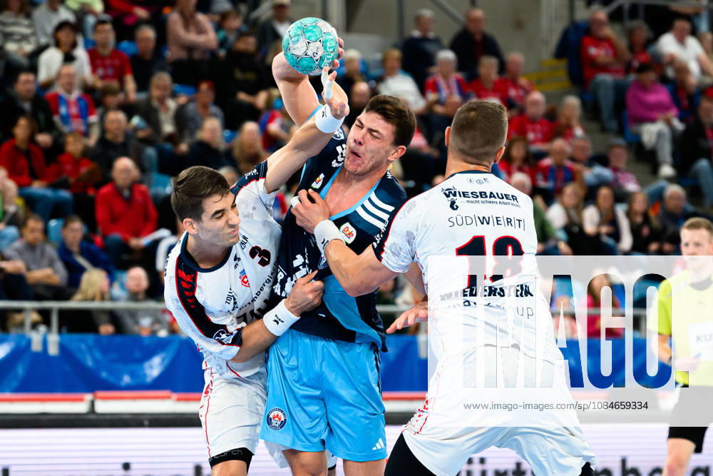 Bietigheim HBL 26 27 SG BBM Bietigheim Handball Club Hamburg; from left, in a one-on-one battle: Nikola Vlahovic (Bietigheim) and Nicolaj Joergensen (Hamburg); Fabian Wiederstein (Bietigheim); Bietigheim Bissingen Egetrans Arena, Baden-Württemberg, Germany