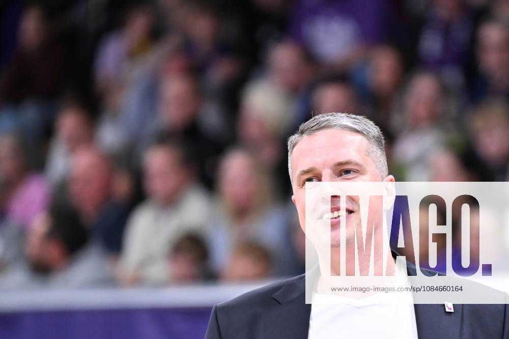 BG Göttingen vs. Nürnberg Falcons, 17–10, 2026, Göttingen Basketball, 2. Bundesliga, ProA, BG Göttingen vs. Nürnberg Falcons, Matchday 5, Sparkassen Arena; Head Coach Martins Gulbis of BG Göttingen stands on the sidelines; Göttingen, Lower Saxony, Germany
