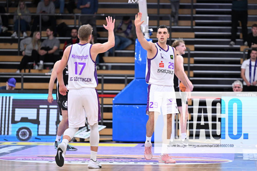 BG Göttingen vs. Nürnberg Falcons, October 17, 2026, Göttingen Basketball 2nd Bundesliga, ProA, BG Göttingen vs. Nuremberg Falcons, Matchday 5, Sparkassen Arena, Mathis Mönninghoff (left), BG Göttingen high-fives Omar Pajic (right), BG Göttingen from Göttingen, Lower Saxony, Germany