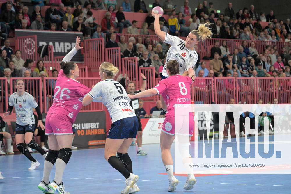 Paulina Uscinowicz of Sport Union Neckarsulm, 78 on a shot on goal, and Kim Lara Hinkelmann of Sport Union Neckarsulm, 05, against Svenja Huebner of TusSies Metzingen, 26, and Ida Petzold of TusSies Metzingen, 08 TusSies Metzingen vs. Sport Union Neckarsulm, Handball, Alsco HBF, Matchday 06, 2026–2027 Season, October 17, 2026, TusSies Metzingen vs. Sport Union Neckarsulm, handball, Alsco HBF, Matchday 6, 2026–2027 season, October 17, 2026, Tübingen