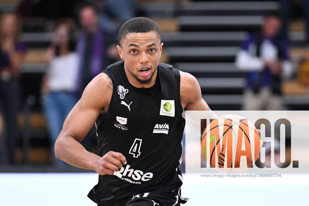 BG Göttingen vs. Nürnberg Falcons, 17-10-2026, Göttingen Basketball, 2. Bundesliga, ProA, BG Göttingen vs. Nürnberg Falcons, Matchday 5, Sparkassen Arena, Xavier Bell of the Nürnberg Falcons dribbles in Göttingen, Lower Saxony, Germany