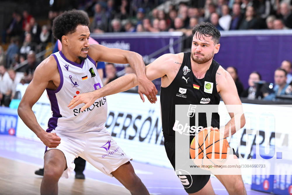 BG Göttingen vs. Nürnberg Falcons, October 17, 2026, Göttingen Basketball 2nd Bundesliga, ProA, BG Göttingen vs. Nuremberg Falcons, Matchday 5, Sparkassen Arena. Tim Köpple (right), a Nuremberg Falcon, dribbles under pressure from a BG Göttingen player (left). Göttingen, Lower Saxony, Germany