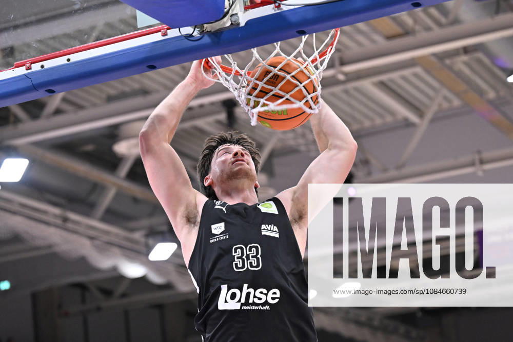 BG Göttingen vs. Nürnberg Falcons, 17-10-2026, Göttingen Basketball, 2. Bundesliga, ProA, BG Göttingen vs. Nürnberg Falcons, Matchday 5, Sparkassen Arena, Nate Heise of the Nürnberg Falcons dunks against Göttingen, Lower Saxony, Germany