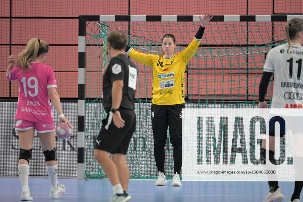 Barbara Viktoria Gyoeri Union Neckarsulm, 54) im Tor im Zweikampf beim 7 Meter mit Johanna Farkas (TusSies Metzingen, 19) TusSies Metzingen vs. Sport-Union Neckarsulm , Handball, Alsco HBF, 06.Ligaspieltag, Saison 2026 2027, 17.10.2026 TusSies Metzingen vs. Sport-Union Neckarsulm , Handball, Alsco HBF, 06.Ligaspieltag, Saison 2026 2027, 17.10.2026 Tuebingen