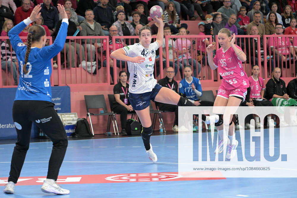 Amber Verbraeken Union Neckarsulm, 42) beim Torwurf gegen Charlotte Cholevova (TusSies Metzingen, 96) und Marie Kristin Weiss (TusSies Metzingen, 12) im Tor TusSies Metzingen vs. Sport-Union Neckarsulm , Handball, Alsco HBF, 06.Ligaspieltag, Saison 2026 2027, 17.10.2026 TusSies Metzingen vs. Sport-Union Neckarsulm , Handball, Alsco HBF, 06.Ligaspieltag, Saison 2026 2027, 17.10.2026 Tuebingen