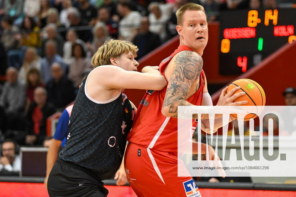 Karl Bühner, Robin Benzing, Barmer 2 Basketball Bundesliga, Pro A, Matchday 5, 46ers, 2026–2027 Basketball Season, BBL, Germany, Giessen 46ers vs. RheinStars Cologne, Giessen in red, Men s, Cologne in black