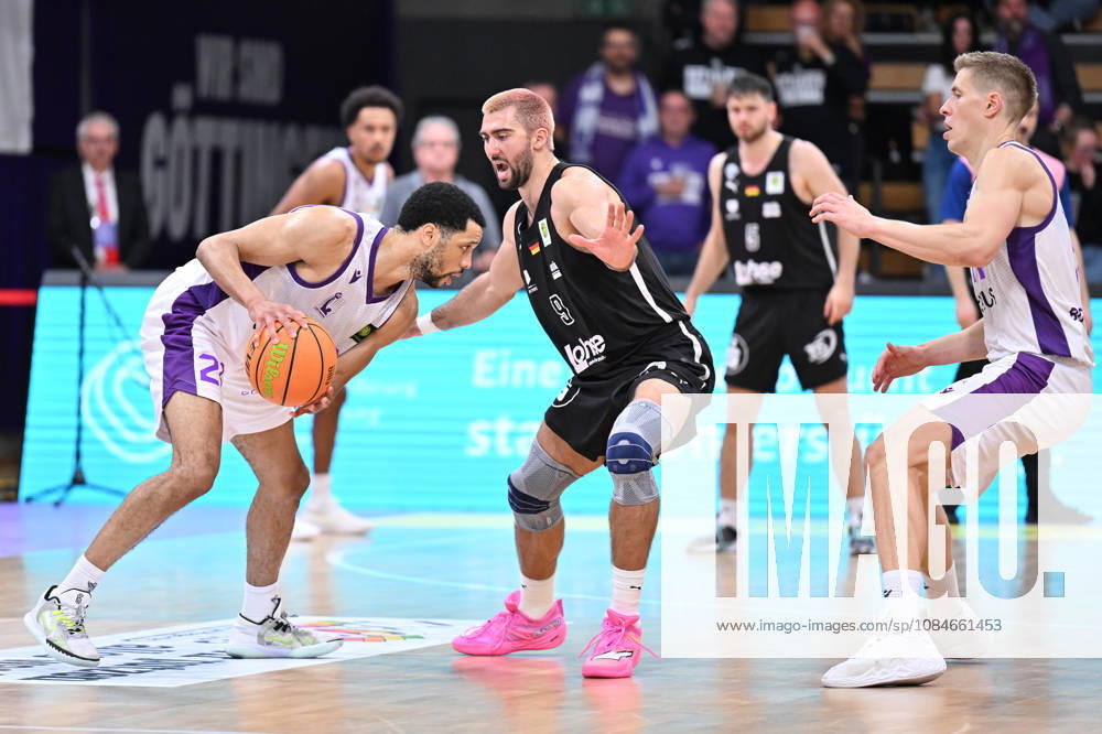 BG Göttingen vs. Nuremberg Falcons, October 17, 2026, Göttingen Basketball 2nd Bundesliga, ProA, BG Göttingen vs. Nuremberg Falcons, Matchday 5, Sparkassen Arena; Zach Jackson (left), BG Göttingen dribbles past defender Dominick von Waaden (right), Nuremberg Falcons, Göttingen, Lower Saxony, Germany