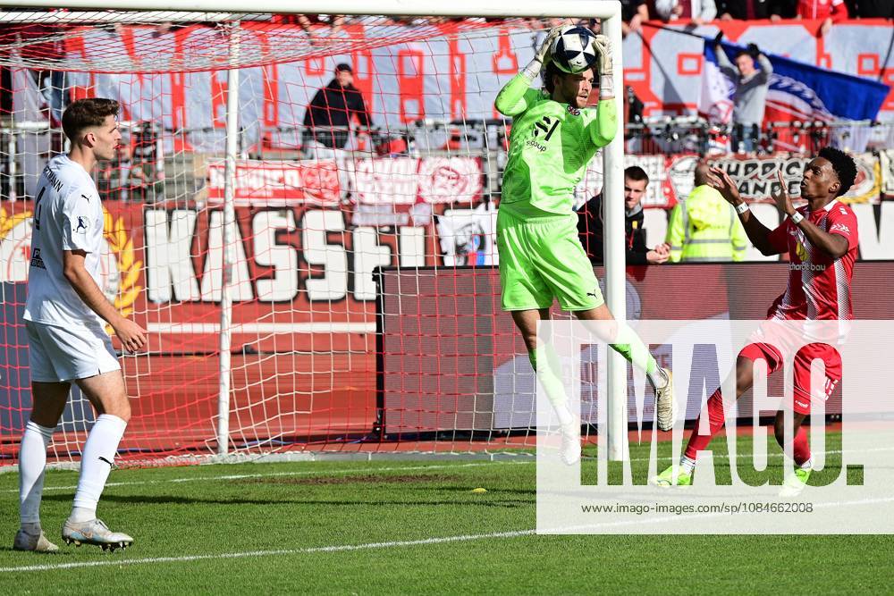 Kassel, Auestadion, Regionalliga Südwest, 2026–2027 Season, KSV Hessen Kassel vs. VfR Mannheim, Goalkeeper David Nreca Bisinger (VfR Mannheim), Phinees Bonianga 11, Hessen Kassel