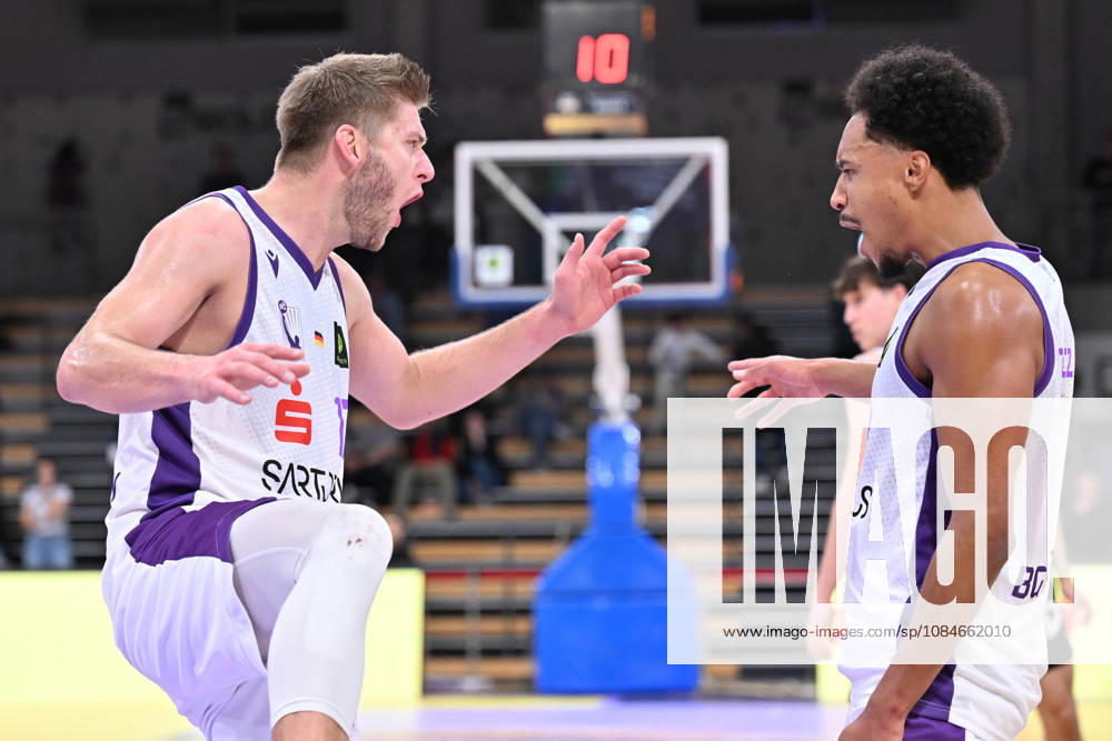 BG Göttingen vs. Nuremberg Falcons, October 17, 2026, Göttingen Basketball 2nd Bundesliga, ProA, BG Göttingen vs. Nuremberg Falcons, Matchday 5, Sparkassen Arena; Mathis Mönninghoff (left) and Nils Owen Schmitz (right), both of BG Göttingen, are delighted; Göttingen, Lower Saxony, Germany