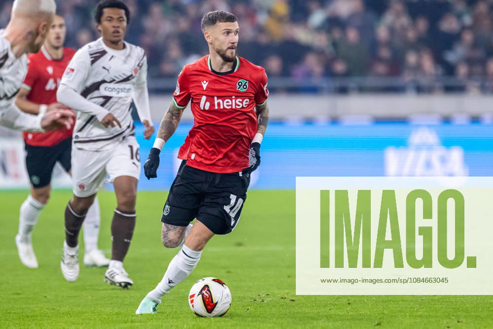 Marcel Hartel Hannover 96, 10 on the Ball GER, Hannover 96 vs. FC St. Pauli, Soccer, 2. Bundesliga, Matchday 8, 2026–2027 Season, October 17, 2026 DFL regulations prohibit any use of photographs as image sequences and or quasi-video GER, Hannover 96 vs. FC St. Pauli, Soccer, 2. Bundesliga, Matchday 8, 2026–2027 season, October 17, 2026, Hannover