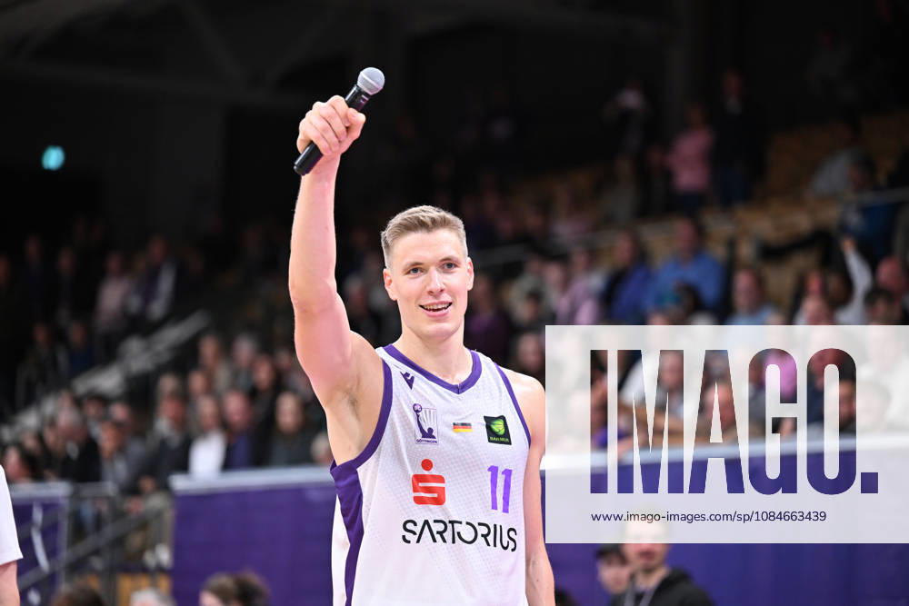 BG Göttingen vs. Nürnberg Falcons, 17-10-2026, Göttingen Basketball, 2nd Bundesliga, ProA, BG Göttingen vs. Nürnberg Falcons, Matchday 5, Sparkassen Arena; Robin Lodders of BG Göttingen holds up a microphone; Göttingen, Lower Saxony, Germany