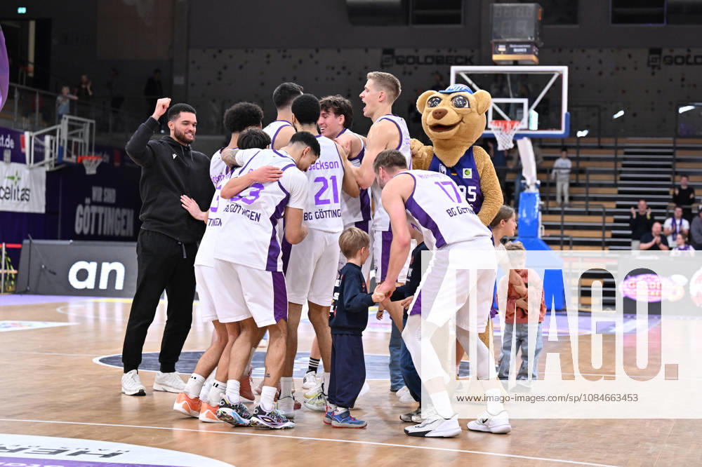 BG Göttingen vs. Nürnberg Falcons, 17–10, 2026, Göttingen Basketball, 2. Bundesliga, ProA, BG Göttingen vs. Nürnberg Falcons, Matchday 5, Sparkassen Arena. The BG Göttingen players celebrate on the court after the game. Göttingen, Lower Saxony, Germany