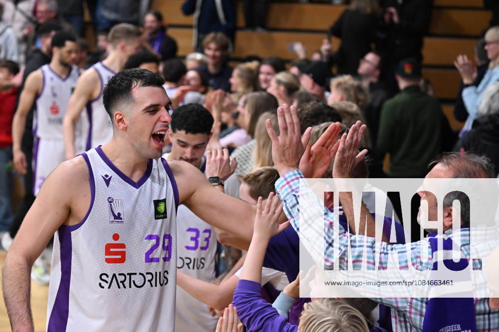 BG Göttingen vs. Nürnberg Falcons, 17-10-2026, Göttingen Basketball, 2nd Bundesliga, ProA, BG Göttingen vs. Nürnberg Falcons, Matchday 5, Sparkassen Arena; Omar Pajic of BG Göttingen high-fives the fans; Göttingen, Lower Saxony, Germany
