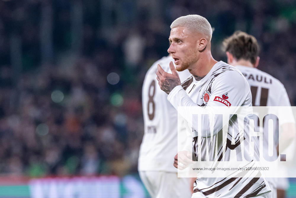 Louis Oppie, FC St. Pauli, 23, reacts GER, Hannover 96 vs. FC St. Pauli, Soccer, 2. Bundesliga, Matchday 8, 2026–2027 season, October 17, 2026 DFL regulations prohibit any use of photographs as image sequences and or quasi-video GER, Hannover 96 vs. FC St. Pauli, Soccer, 2. Bundesliga, Matchday 8, 2026–2027 season, October 17, 2026, Hannover