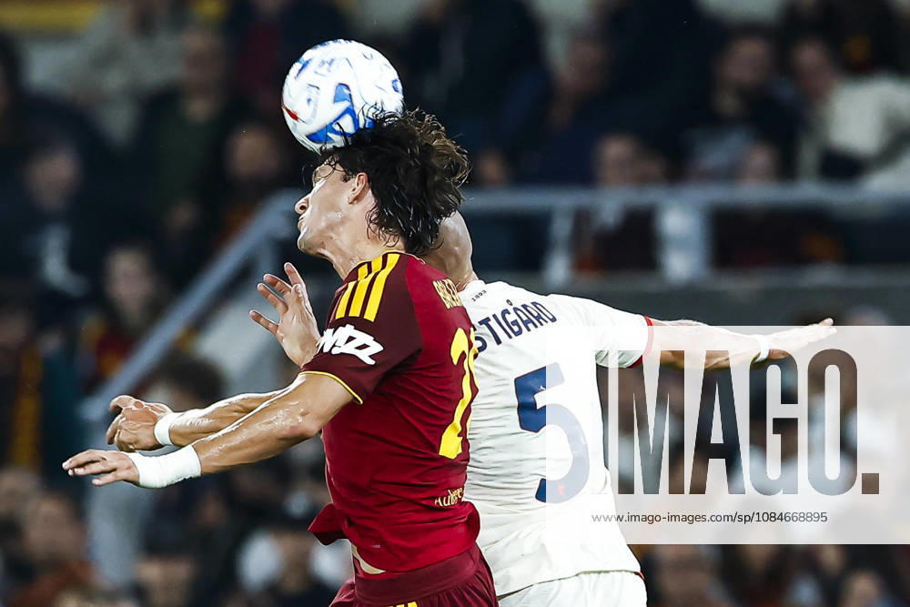 Rome, ITALIA ROMA: Romas Leonardo Balerdi (L) and Genoas Leo Skiri Ostigard (R) in action during the Italian Serie A soccer match AS Roma vs Genoa CFC at the Olimpico stadium in Rome, Italy, 17 October 2026. ANSA ANGELO CARCONI. Soccer: Serie A; AS Roma Vs Genoa CFC - ZUMAa110 20261017_zaf_a110_032